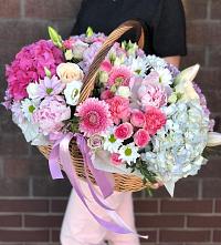 Композиция солнечный день в Чехов-2 Цветочная композиция из Розы, Хризантемы, Пионы и Лизиантусы в корзине в Чехов-2